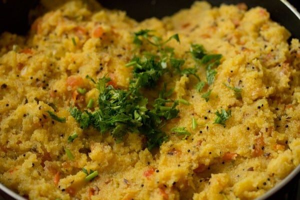 tomato upma garnished with coriander leaves