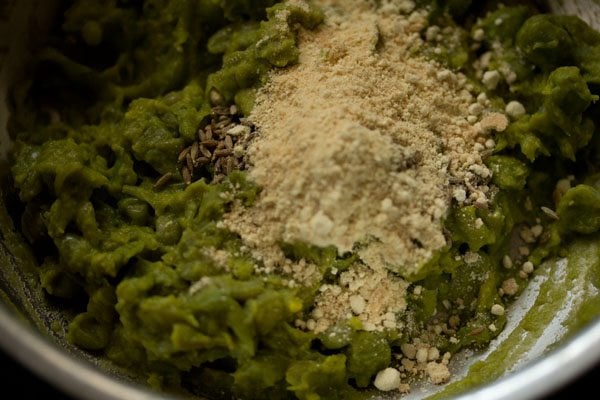 roasted besan added to mashed peas