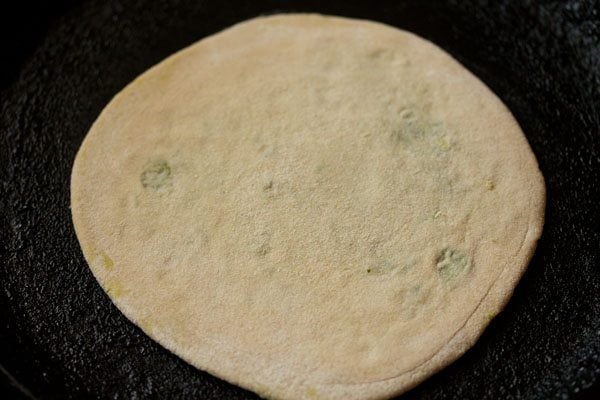 peas paratha placed on tawa