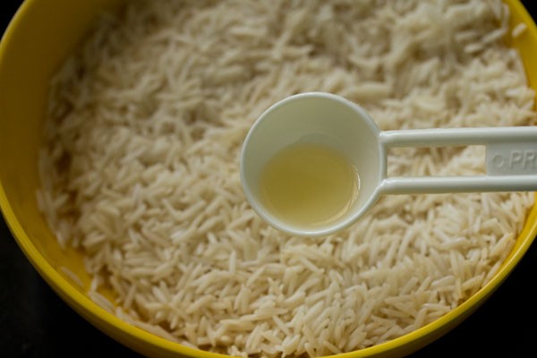 adding oil to drained rice. 