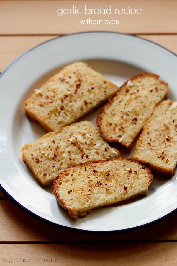 tostadas de pan de ajo servidas en un plato blanco.