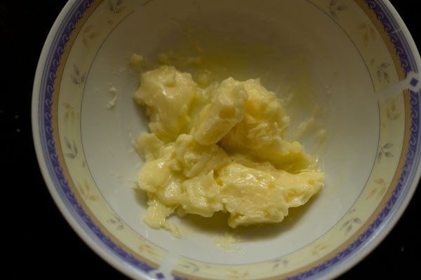 mantequilla blanda agregada en un tazón. 