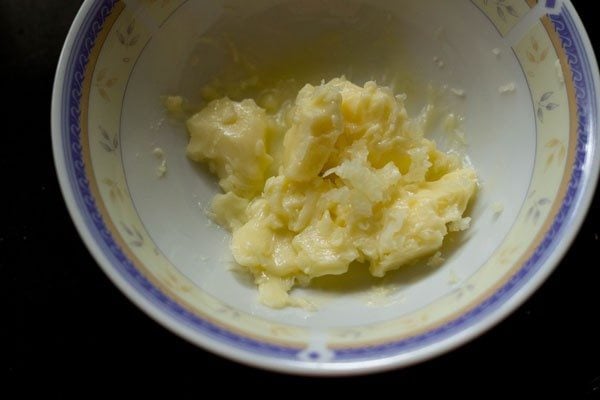 dientes de ajo rallados en la mantequilla. 