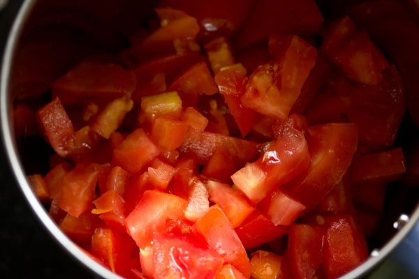 tomato  in a mixer jar