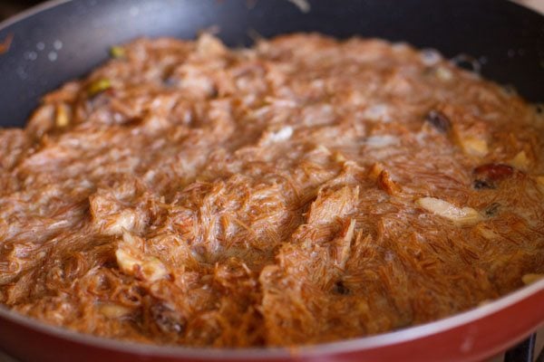 milk powder mixed well into the meethi seviyan mixture. 