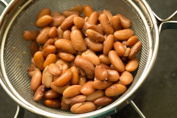 straining cooked kidney beans