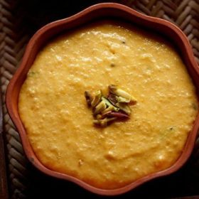 closeup shot of mango phirni in an earthen bowl.