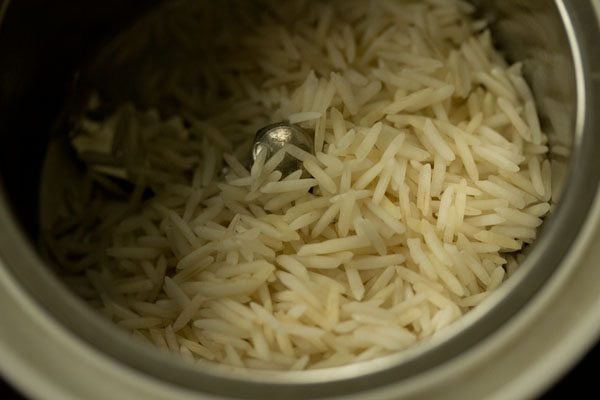 rice grains in a grinder jar. 