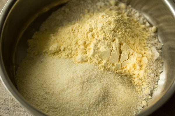 sooji and gram flour added to oats flour. 