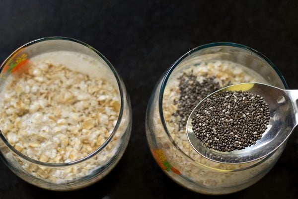 Agregue semillas de chía a la mezcla de avena, agua y edulcorante.