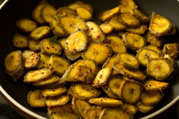 mixing spices for vazhakkai