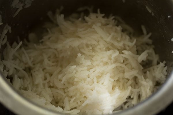 पके हुए चावल को एक कटोरे में डालें। 