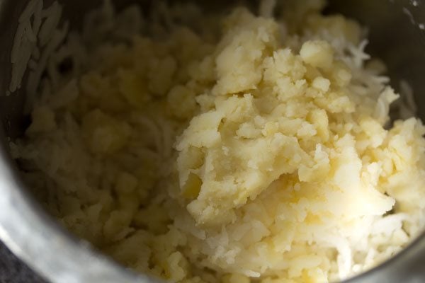 मैश किए हुए आलू पके हुए चावल में जोड़े जाते हैं। 