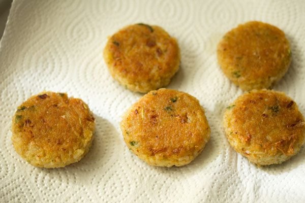 fried rice cutlets placed on a kitchen paper towel. 