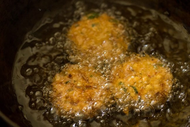 parippu vada becoming golden and crisp