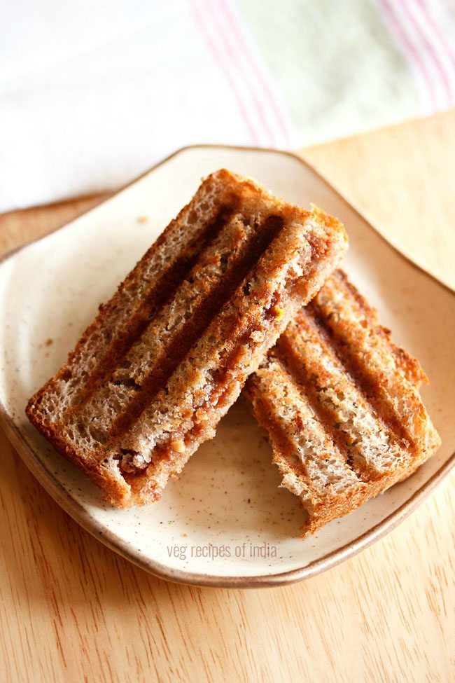 chocolate sandwich served in a plate