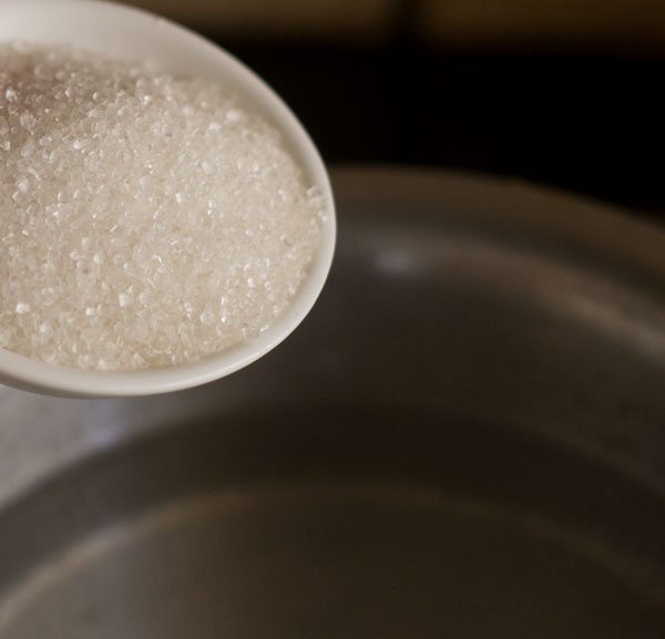 azúcar añadida al agua caliente