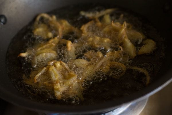 frying kanda bhaji 