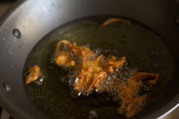frying kanda bhaji