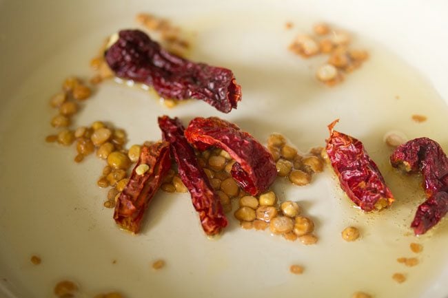 kashmiri red chilies in the pan