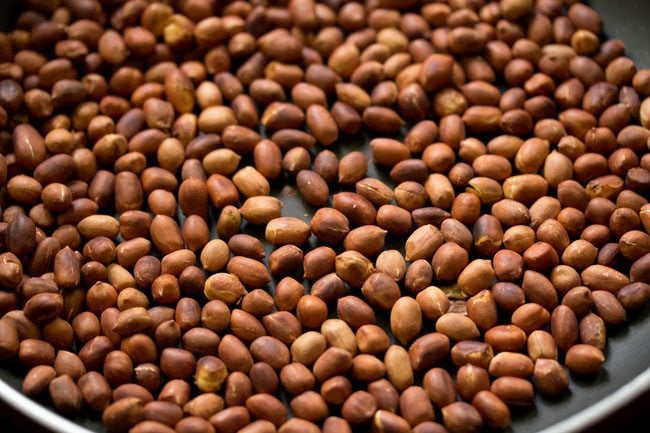 roasted peanuts kept for cooling to room temperature. 