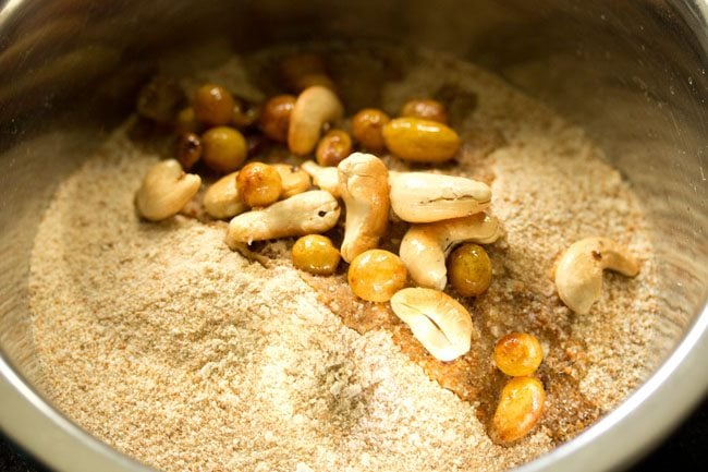 Dry fruit-ghee mixture is added to the prepared poha-jaggery mixture. 