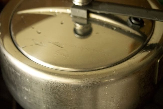 pressure cooker sealed with its lid