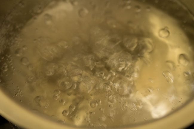 boil water with salt and oil in a pan. 