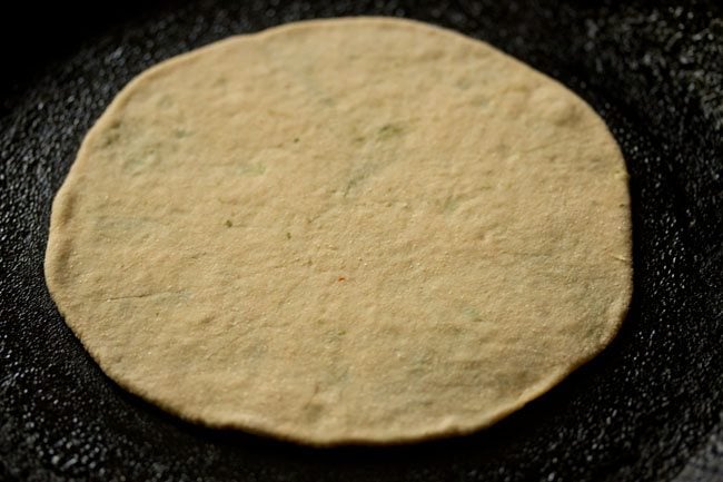 broccoli paratha placed on tawa