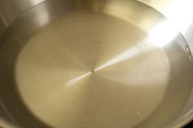 Dulce Kozhukattai | Chana Dal Modak » Recetas de verduras de Dassana 36 calentar agua en una cacerola.
