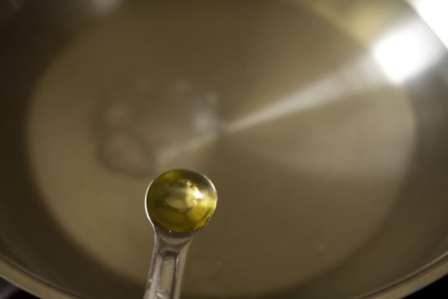 Dulce Kozhukattai | Chana Dal Modak » Recetas de verduras de Dassana 40 añadiendo aceite de sésamo al agua salada calentada.