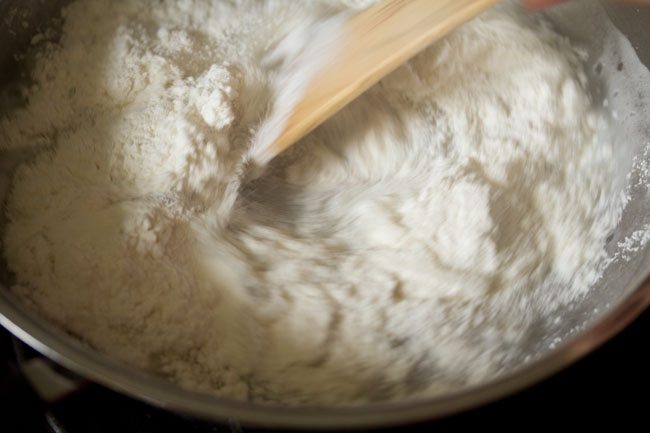 mezclando la harina de arroz con el agua caliente. 