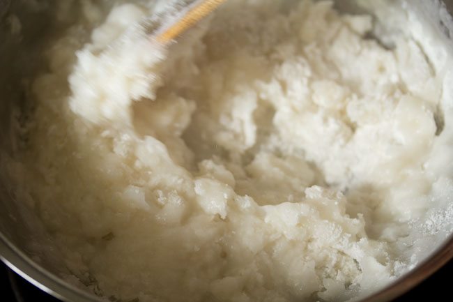 revolviendo la harina de arroz con el agua caliente. 