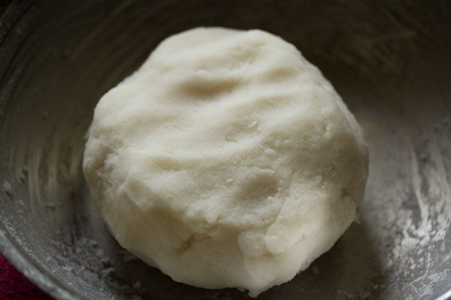 Dulce Kozhukattai | Chana Dal Modak » Recetas de verduras de Dassana 58 preparado masa de harina de arroz suave y tersa.