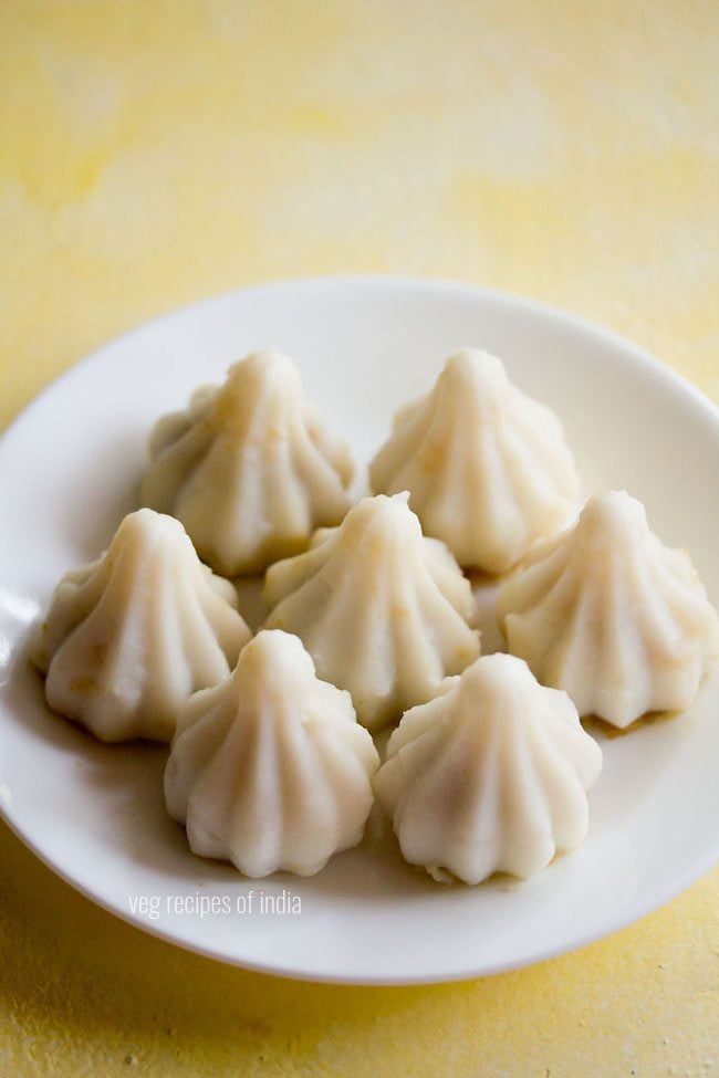 Dulce Kozhukattai | Chana Dal Modak » Recetas de verduras de Dassana 80 dulce kozhukattai servido en un plato blanco con escala de texto.