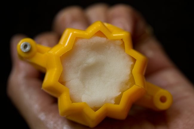 Dulce Kozhukattai | Chana Dal Modak » Recetas de verduras de Dassana 64 bola de masa añadida en el molde engrasado.