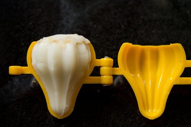 Dulce Kozhukattai | Chana Dal Modak » Recetas de verduras de Dassana 72 molde desbloqueado para obtener el modak.