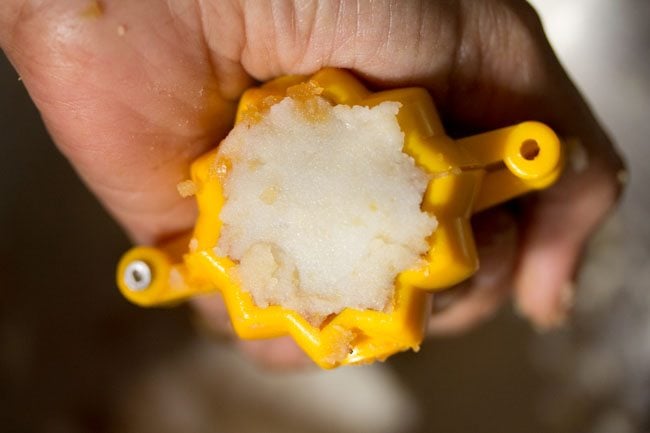 Dulce Kozhukattai | Chana Dal Modak » Recetas de verduras de Dassana 70 mezcla de relleno cubierto con una pequeña porción de masa en la parte superior y presionado.