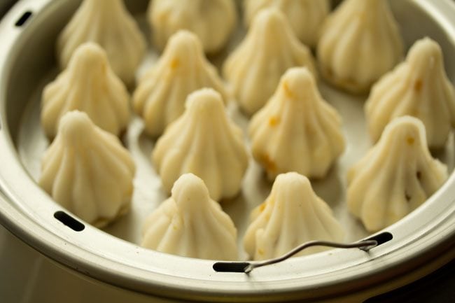 Dulce Kozhukattai | Chana Dal Modak » Recetas de verduras de Dassana 74 modaks preparados guardados en una olla de vapor para cocer al vapor.