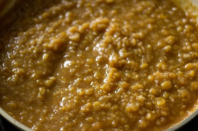 Dulce Kozhukattai | Chana Dal Modak » Recetas de verduras de Dassana 26 cocinar la mezcla de chana dal-jaggery-coco en una sartén a fuego lento.