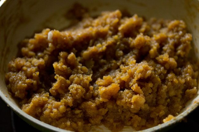 Dulce Kozhukattai | Chana Dal Modak » Recetas de verduras de Dassana 30 mezcla chana dal-jaggery-coco dejando los lados de la sartén.