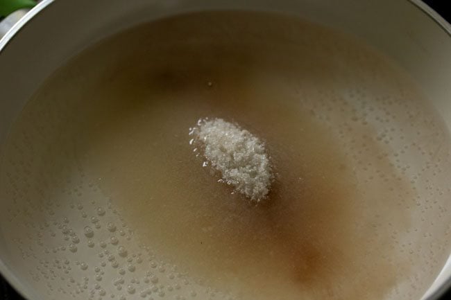 azúcar añadida al agua caliente para hacer una solución de cacao. 
