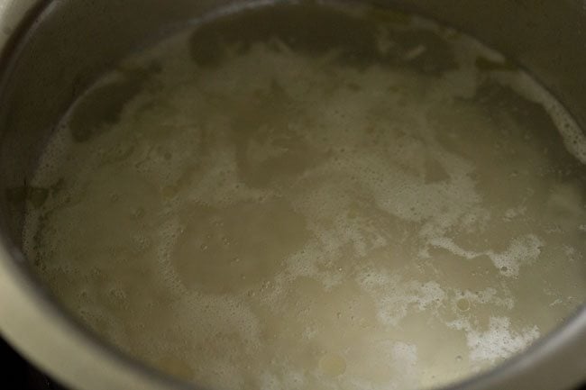 stir rice in the water