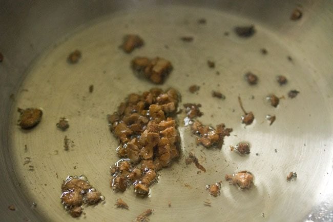 browned garlic in the wok