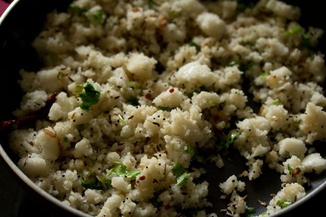 mix coriander leaves with idli upma