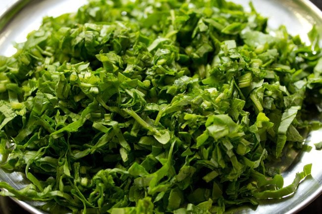 chopped spinach leaves for making palak paneer bhurji. 