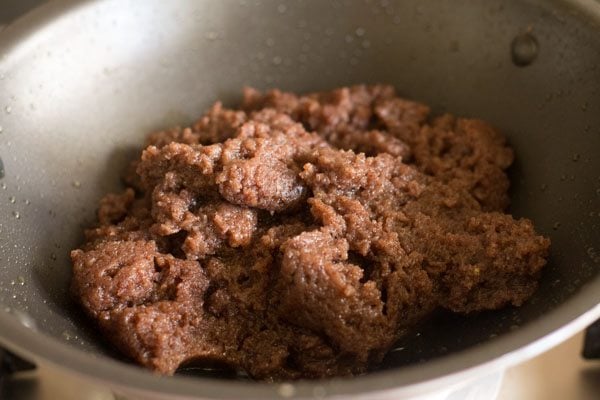 prepared ragi halwa in the pan