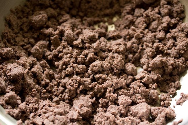 making ragi ladoo recipe