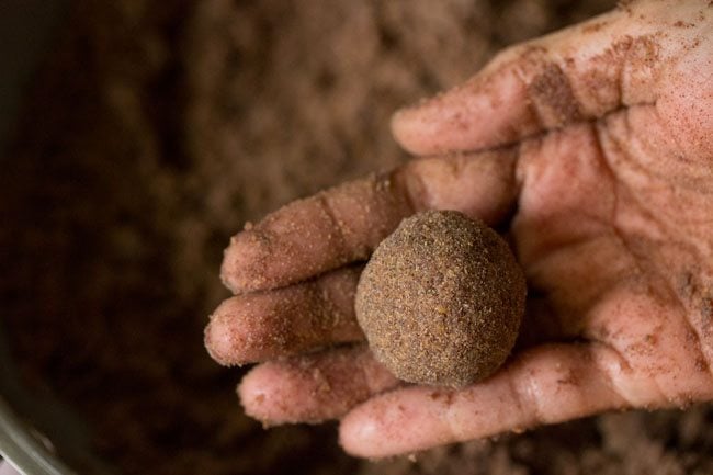 preparing ragi ladoo recipe