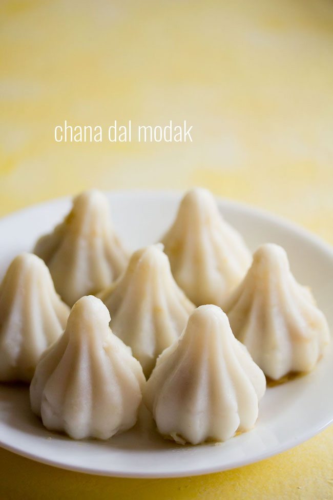 Dulce Kozhukattai | Chana Dal Modak » Recetas de verduras de Dassana 2 dulce kozhukattai servido en un plato blanco con escala de texto.